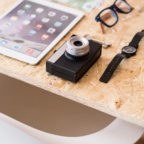 Câmera e smartphone na mesa — Fotografia de Stock