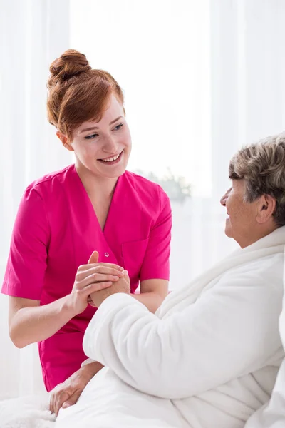 Sjuksköterska stödjande äldre kvinna — Stockfoto
