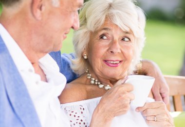 Komuta sizde eşi kucaklayan