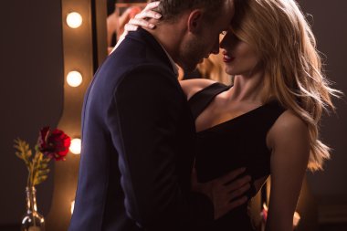 Seksi kadın bir adam baştan