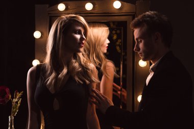 Kadın sevgilisi sevecen adam 