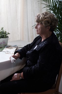 哭后死去的丈夫Ölü kocanın peşinden ağlıyor