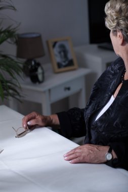 Fotoğrafa bakarak dul 