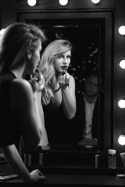 Elegante donna sensuale facendo il trucco — Foto Stock