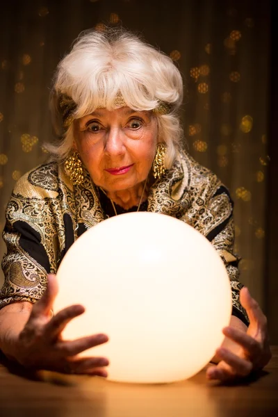 Fortuneteller regardant dans boule de cristal — Photo