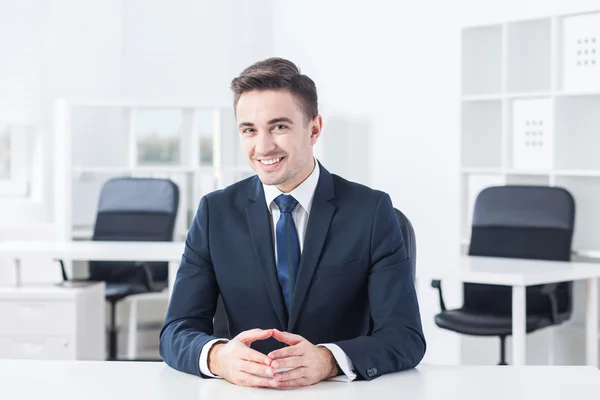 Joven sonriente — Foto de Stock