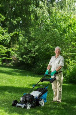 Üst düzey bahçıvan çim biçme