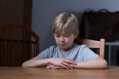 utangaç küçük çocuk