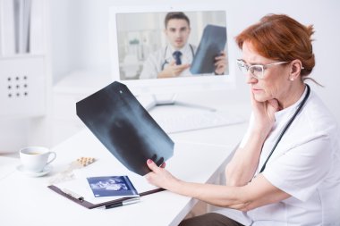 Modern doktor kullanımı teknoloji çalışmasında