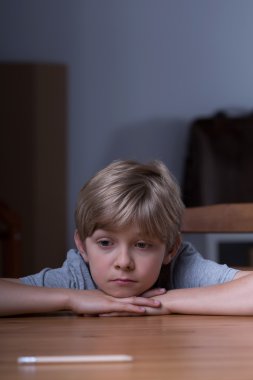 Depresif yalnız öğrenci 