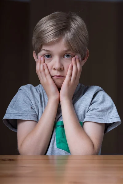 Joven sintiéndose molesto — Foto de Stock