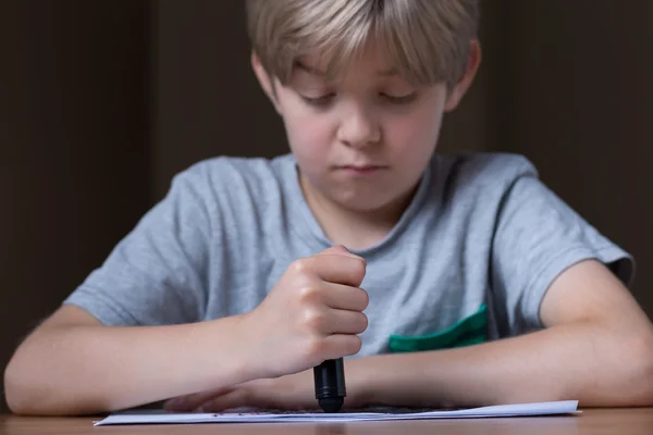 Chico triste haciendo un dibujo — Foto de Stock