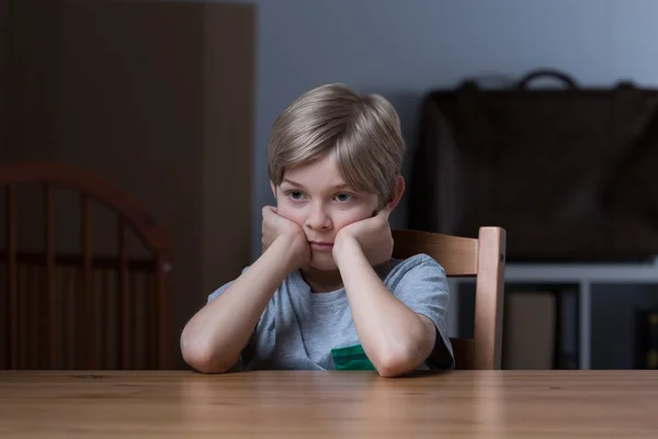 Verlassener Junge fühlt sich deprimiert — Stockfoto