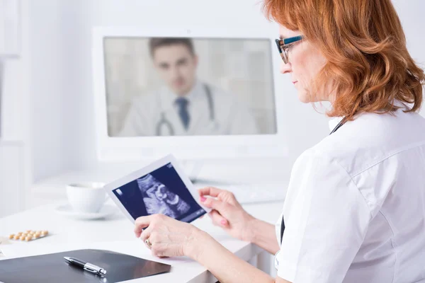 Fast online diagnose thanks to technology — Stock Photo, Image