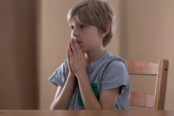 Mały chłopiec modląc się — Zdjęcie stockowe