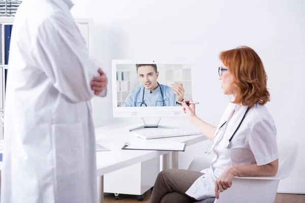 Diagnosing problem via internet — Stock Photo, Image