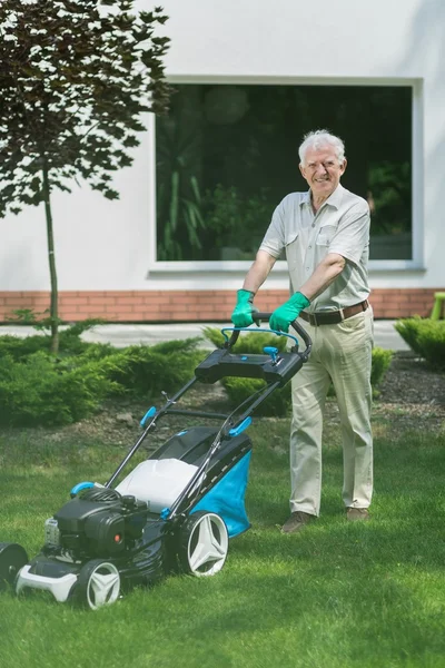 Gazon maaien in tuin — Stockfoto