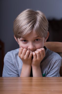 Korkak çocuk evde tek başına