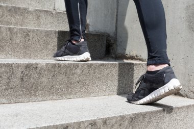 Kızın bacakları merdivenlerde