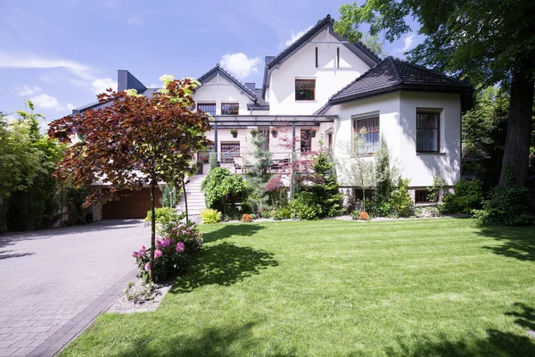 Fachada de casa unifamiliar de lujo — Foto de Stock