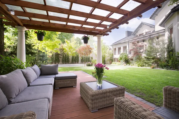 Veranda mit modernen Gartenmöbeln — Stockfoto