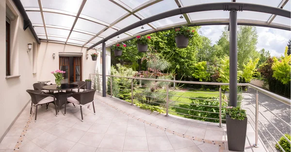 Terras en schoonheid tuin — Stockfoto