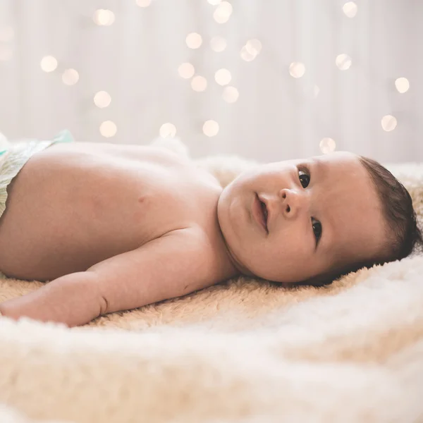 毛布の上に横たわる幸せな新生児 — ストック写真