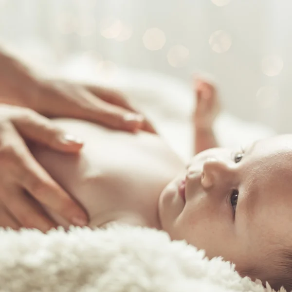 Le mani di madre accarezzano il neonato delicato — Foto Stock