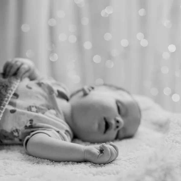 Baby vilar med öppen mun — Stockfoto