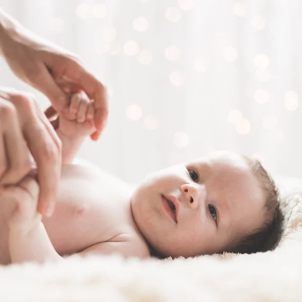 Руки младенца и мамы — стоковое фото
