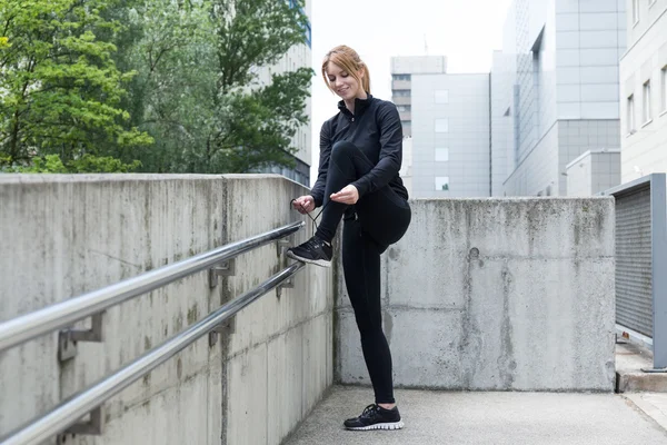 Girl runner tying a shoe — Stock Photo, Image