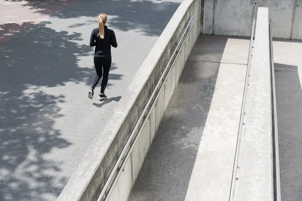 Jogging på trottoaren — Stockfoto