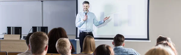 Beau professeur pendant la conférence — Photo