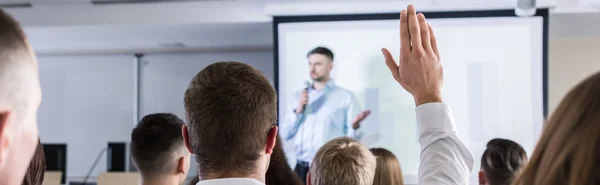 Curioso joven estudiante en conferencia sobre estudios — Foto de Stock