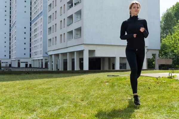 Vrouw loopt op het gras — Stockfoto