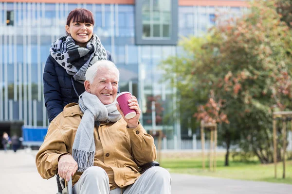 Senior con problemas para caminar — Foto de Stock