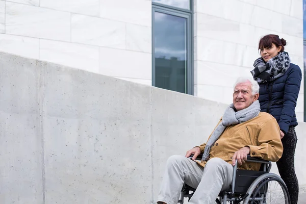 Woman supporting her disabled father — Stock Photo, Image