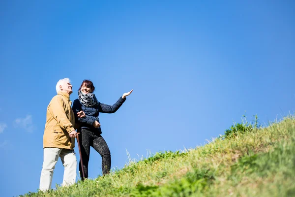 Anciano relajándose en la naturaleza — Foto de Stock