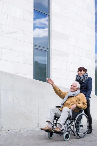 Mujer pasar tiempo con el abuelo — Foto de Stock
