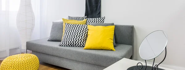 Acuéstese y relájese en un cómodo sofá — Foto de Stock