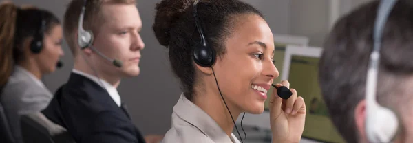 Telemarketeer en telefoon verkopen — Stockfoto