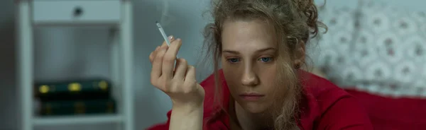 Nieszczęśliwa, samotna kobieta z papierosem — Zdjęcie stockowe
