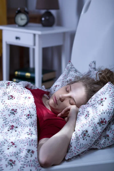 Jeune femme seule qui dort — Photo