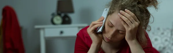 Worried female talking on mobilephone — Stock Photo, Image