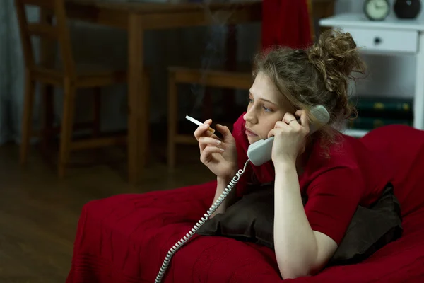 Самотня дівчина з цигаркою — стокове фото