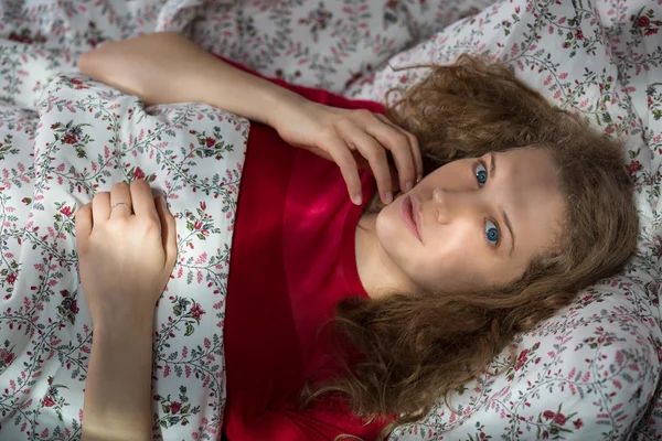 Coqueta chica solitaria en la cama — Foto de Stock