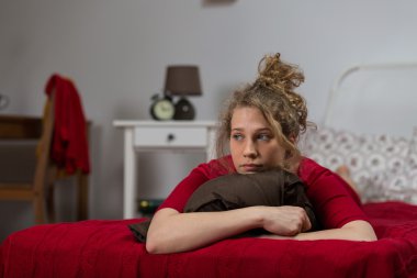 Kadın yatakta yatarken düşünmek