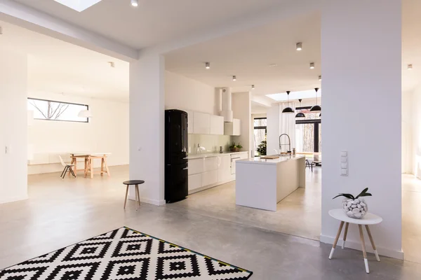 Küche mit Wohnzimmer verbunden — Stockfoto