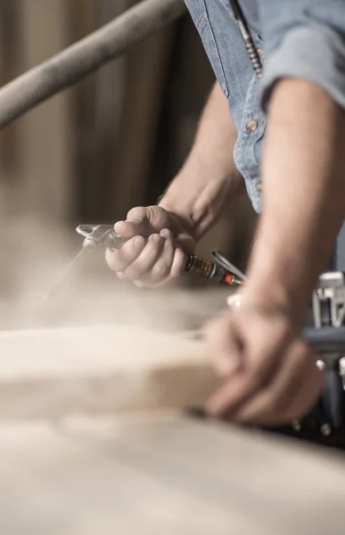 Gebruik van hout in werk — Stockfoto