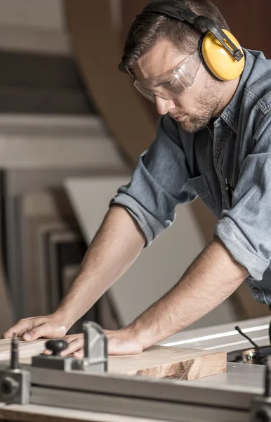 Snijden houten plank — Stockfoto